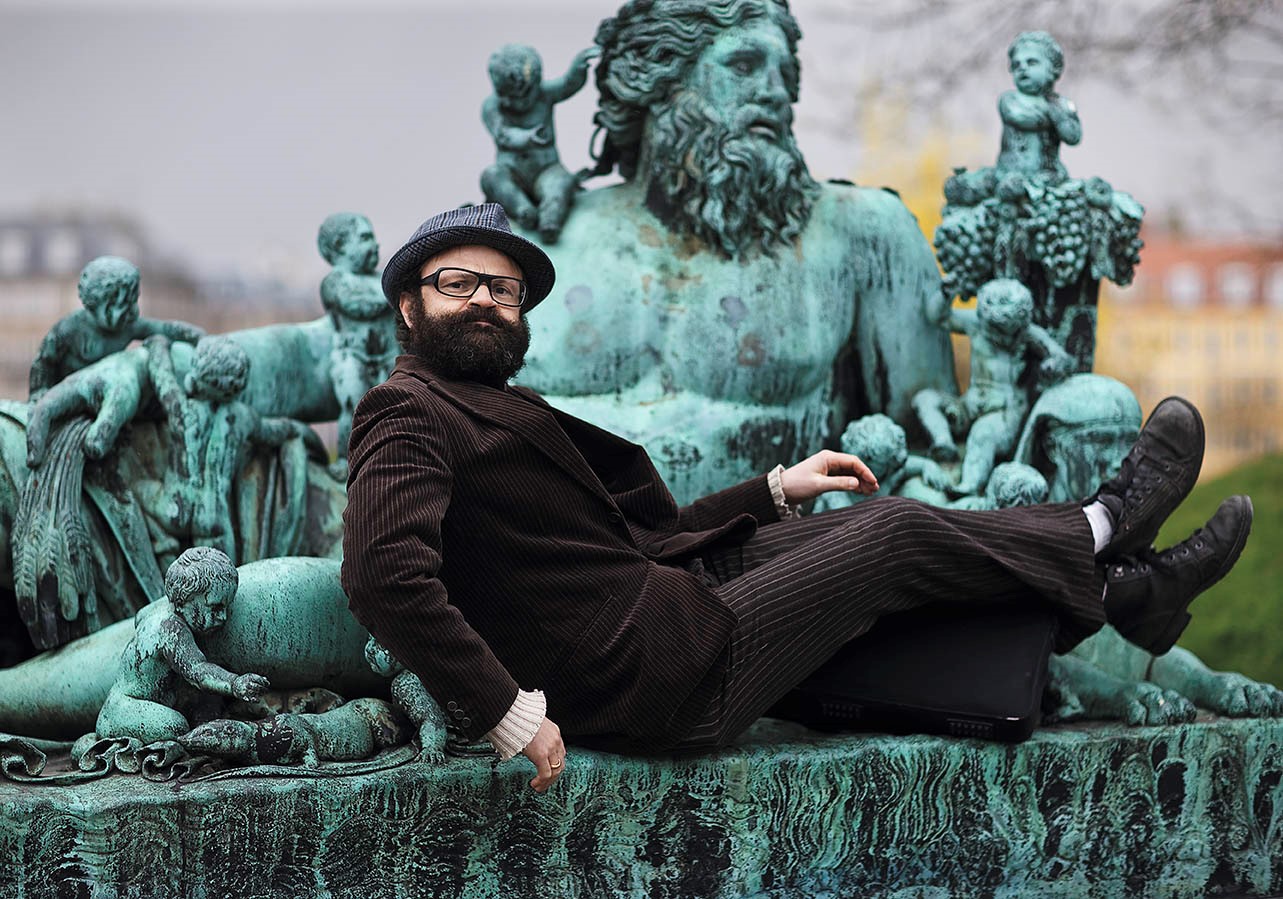Jens Blendstrup liggende foran skulptur, foto Lars Gundersen.jpg