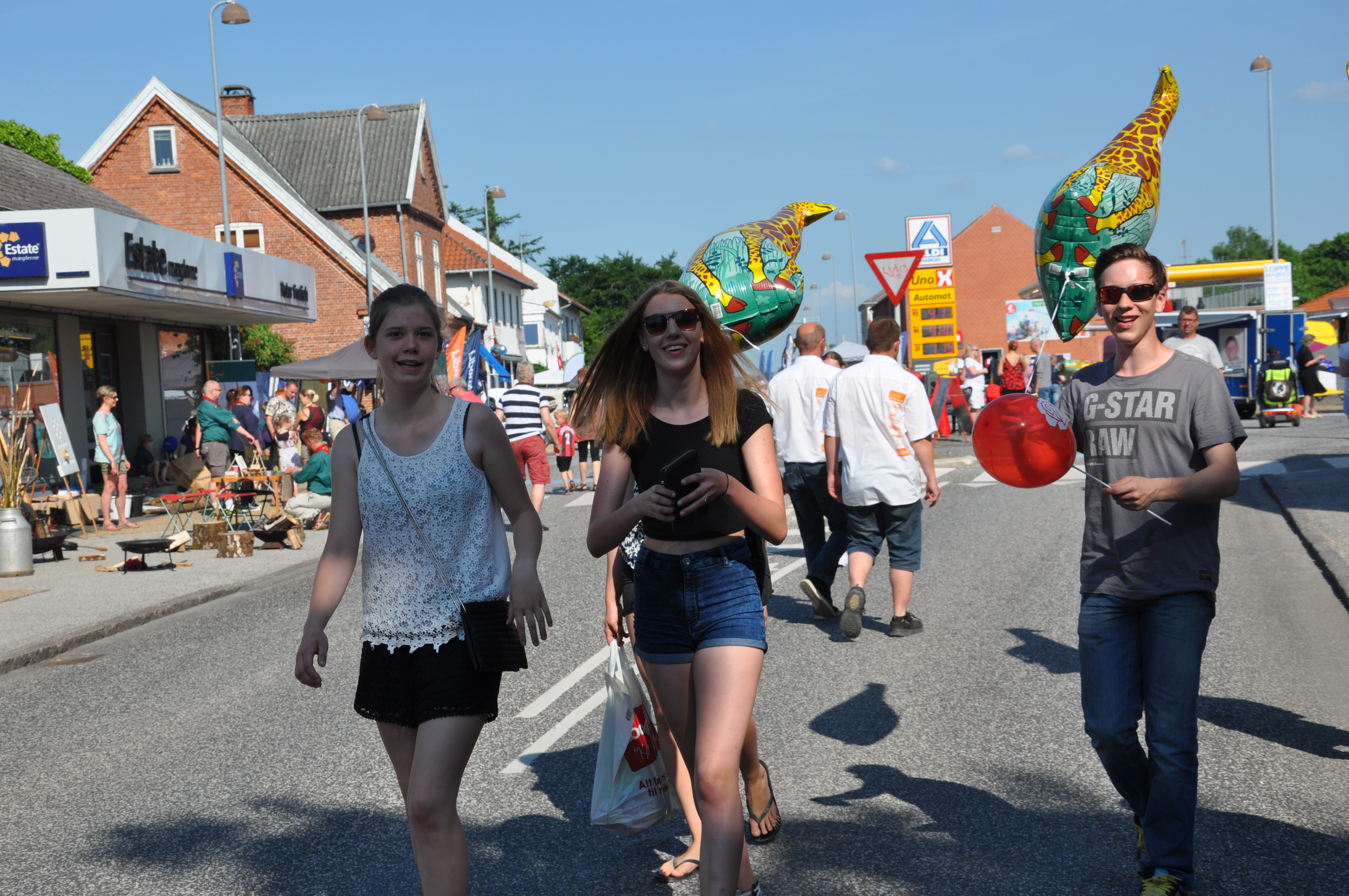 Glade unge mennesker til Blå Nat 2015, foto Camilla Hultén