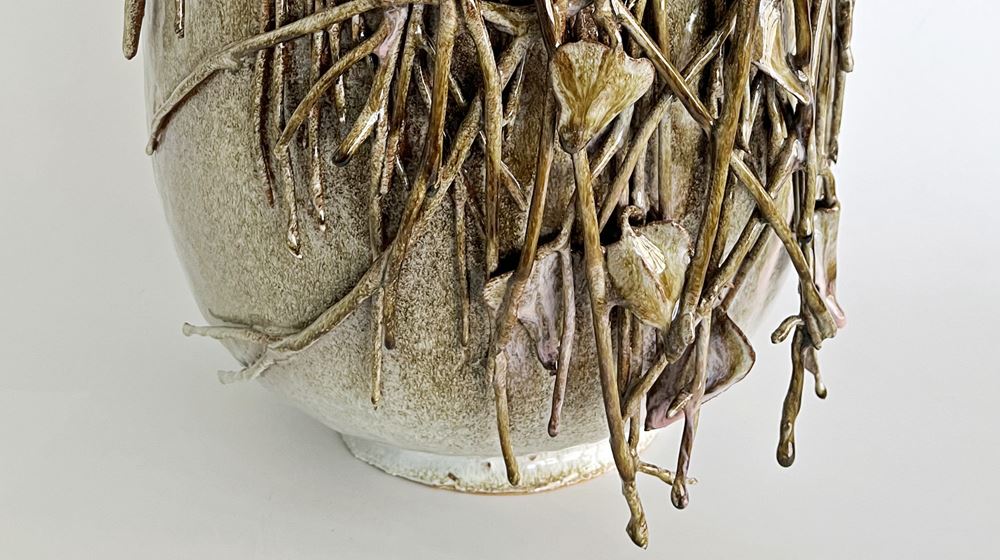 Naturfarvet krukke med birkekvist voksende udenpå, keramik af Marianne Krumbach (16x9).jpg
