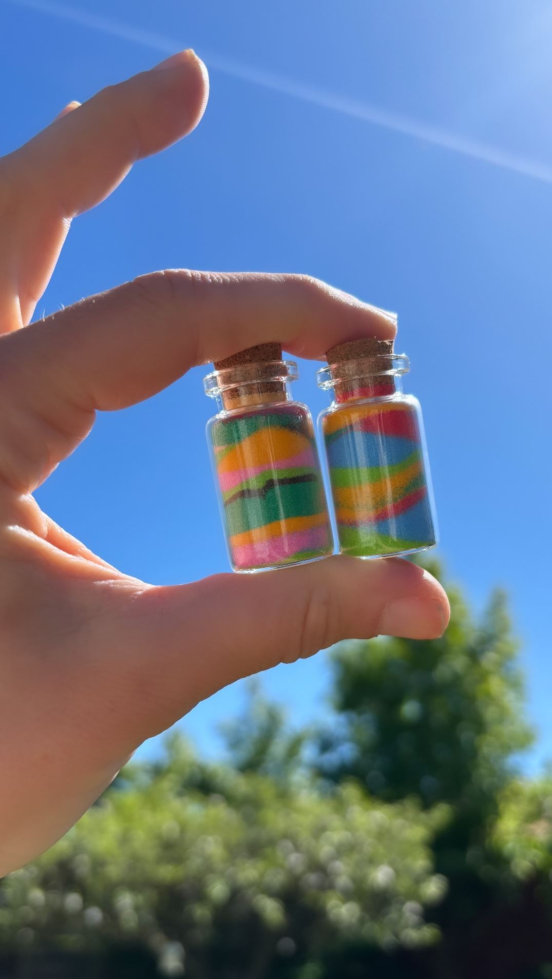 Små mindeglas med farvet sand Små mindeglas med farvet sand