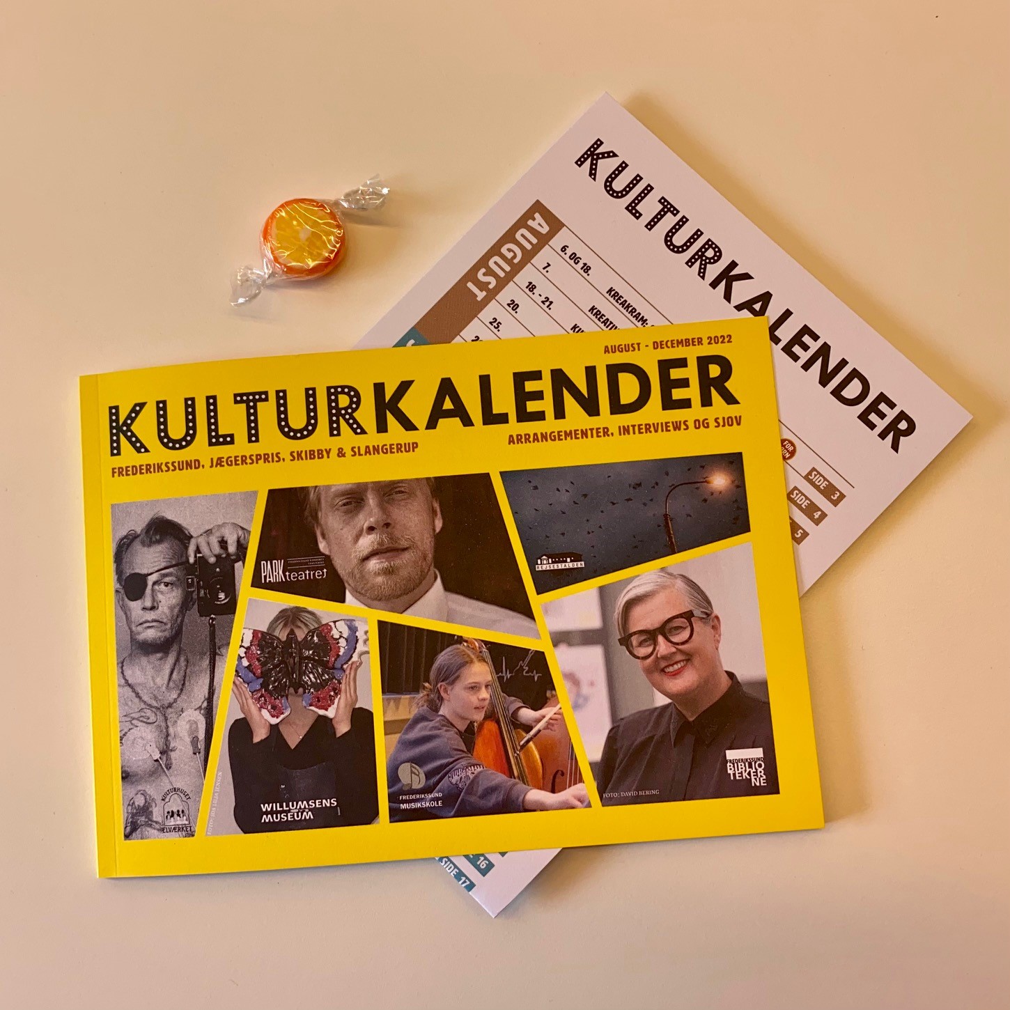 Kulturkalenderen fra efteråret 2022 liggende på et bord, foto Frederikssund Bibliotekerne