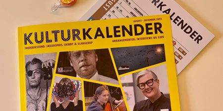 Kulturkalenderen fra efteråret 2022 liggende på et bord, foto Frederikssund Bibliotekerne