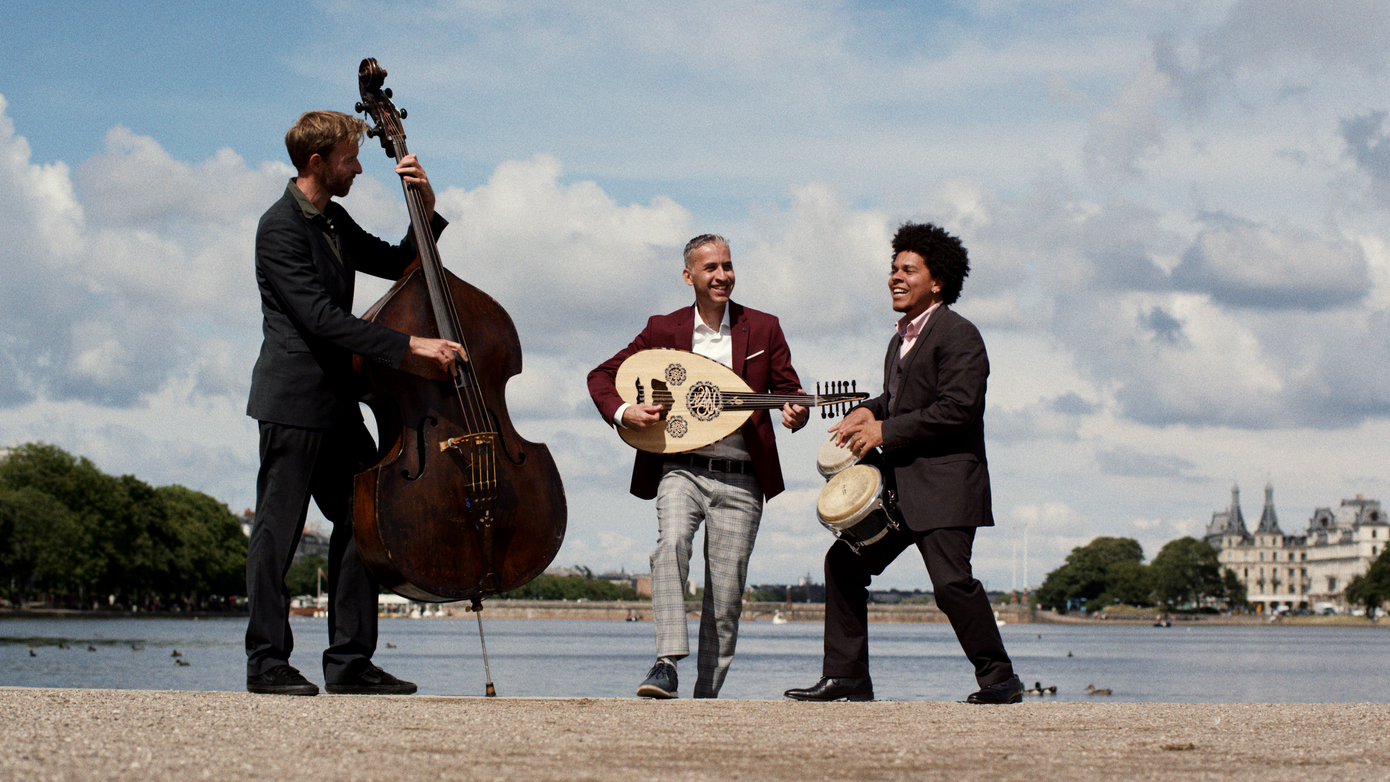 billede af bilal Irshed trio med instrumenter foran en sø