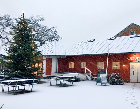 Rejsestalden i sne med juletræ på gårdspladsen, foto Camilla Hultén