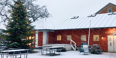 Rejsestalden i sne med juletræ på gårdspladsen, foto Camilla Hultén.jpg