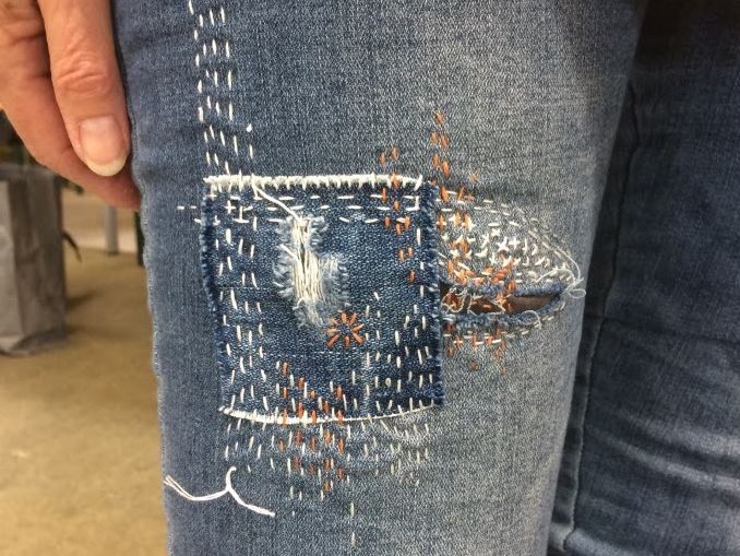 Sashiko-broderi på cowboybukser, foto Mette Jørgensen Sashiko-broderi på cowboybukser, foto Mette Jørgensen