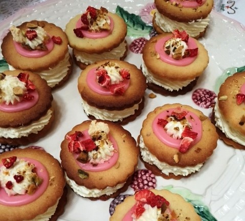 Medaljer med flødeskum, lyserød glasur og bærpynt.jpg