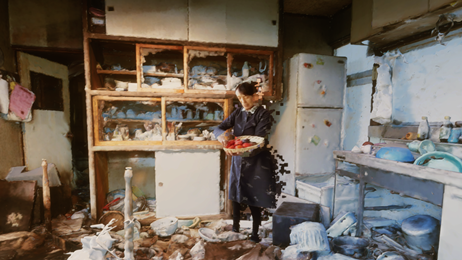 En kvinde i et ødelagt køkken, stillfoto fra virtual reality dokumentaren Fukushima - The Home That Once Was