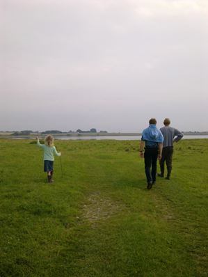 To mænd og en lille pige på gåtur ved Skrivernæbbet med udsigt over Roskilde Fjord, foto Camilla Hultén