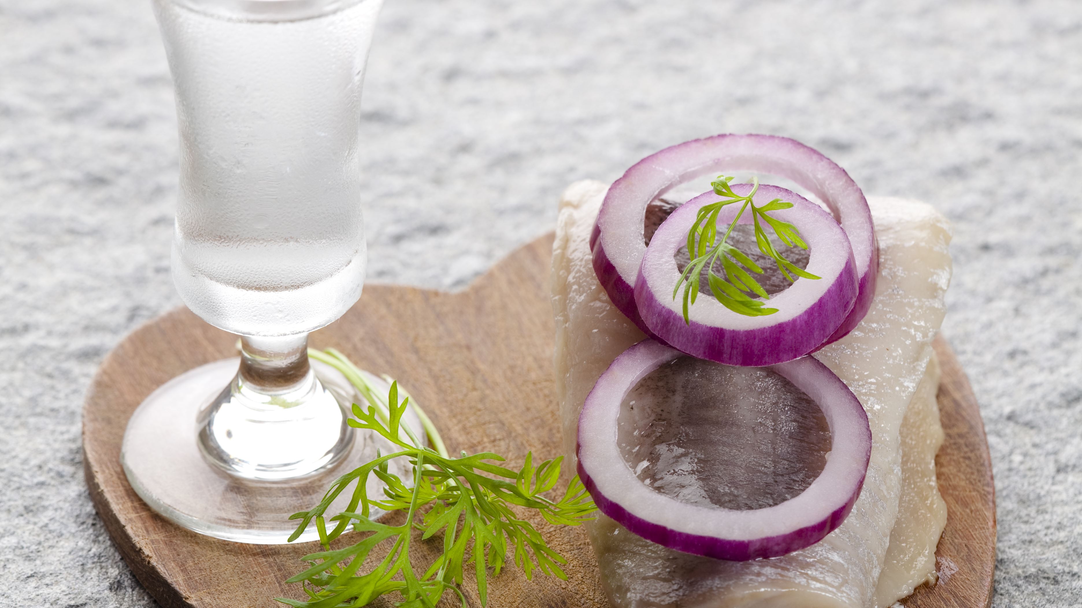 Skærebræt med snaps og sildemad med dild og rødløg (16x9).jpg