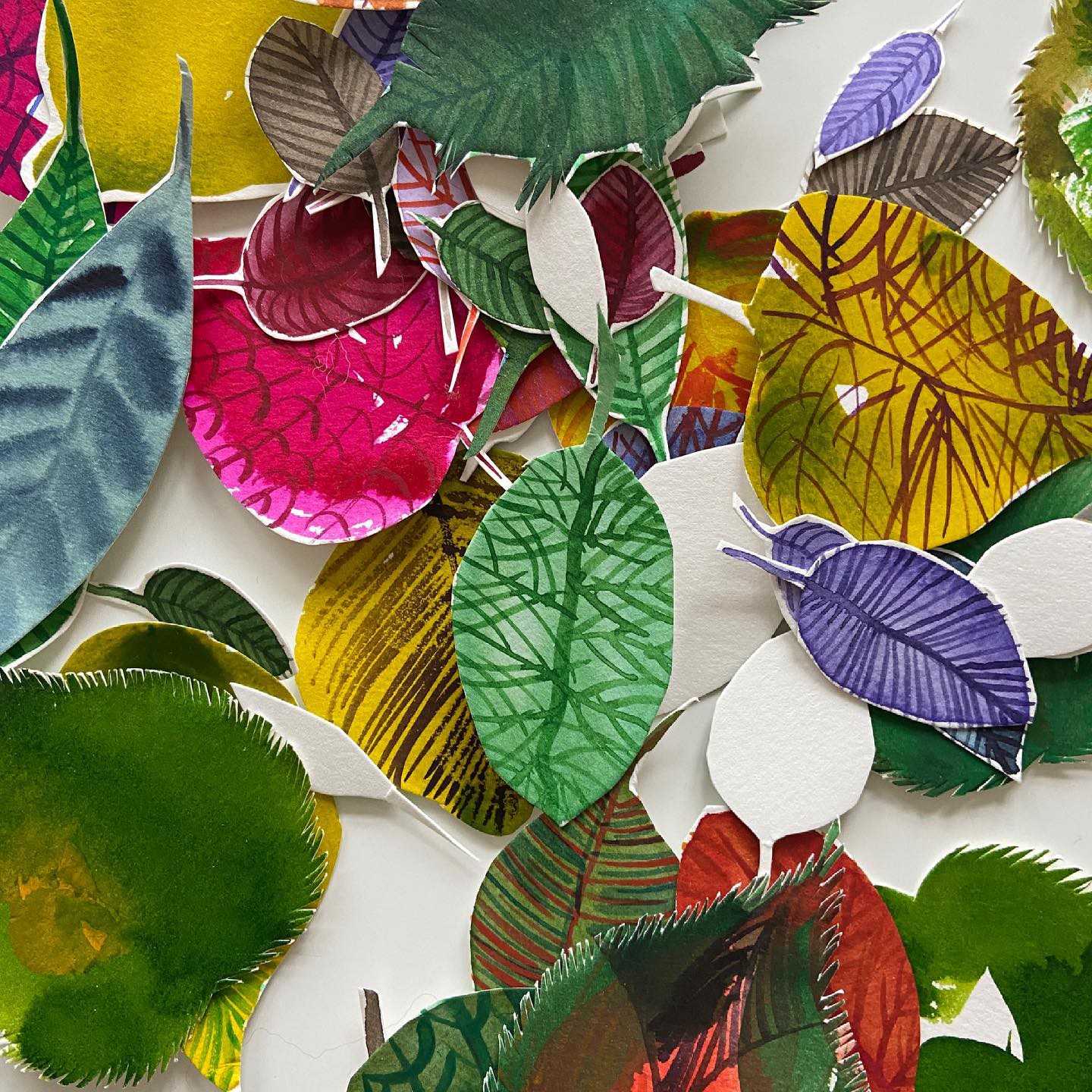 Håndtegnet udklippede farverige blade