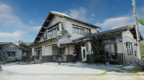 En kvinde står foran et ødelagt hus, stillfoto fra virtual reality dokumentaren Fukushima - The Home That Once Was